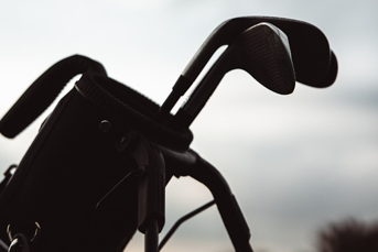 Silhouette of an unbranded golf bag